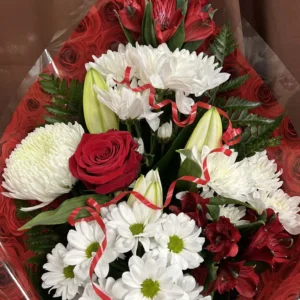 Toutes Occasions Bouquet rouge et blanc raffiné, alliant passion et élégance. Idéal pour toute occasion spéciale.