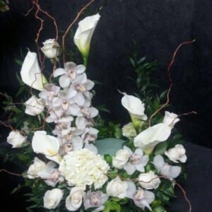 Un arrangement floral élégant et respectueux, conçu pour accompagner une urne funéraire. Composé de fleurs symboliques, il rend hommage à l’être cher tout en offrant sérénité et réconfort.