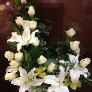 Un arrangement floral élégant et respectueux, conçu pour accompagner une urne funéraire. Composé de fleurs symboliques, il rend hommage à l’être cher tout en offrant sérénité et réconfort.