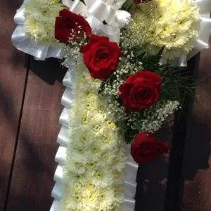 Un arrangement floral en forme de croix, symbole de foi et de respect. Idéale pour les cérémonies funéraires ou religieuses, cette croix apporte réconfort et sérénité aux proches.