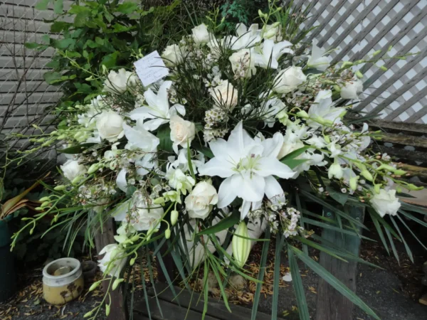 Une gerbe de fleurs délicates, symbole de respect et d'hommage. Elle apporte sérénité et beauté en hommage à l’être cher, offrant réconfort et soutien aux proches lors du deuil.