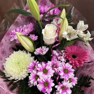 Toutes Occasions Un arrangement floral élégant alliant la pureté du blanc et l'énergie du fuchsia. Cette combinaison crée un contraste harmonieux, symbolisant la simplicité et la vivacité. Parfait pour apporter une touche de raffinement et de dynamisme à toute occasion spéciale, qu'il s'agisse de célébrations, de mariages ou de moments de joie. L'alliance du blanc et du fuchsia apporte à la fois douceur et intensité, idéale pour égayer n'importe quel événement.