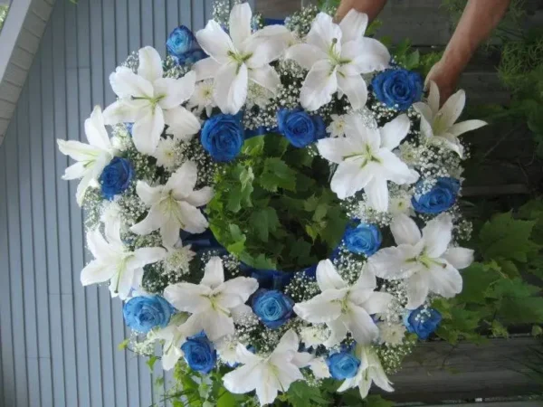 Une couronne florale élégante alliant le blanc pur et le lime frais, parfaite pour des mariages, célébrations ou hommages. Sa combinaison lumineuse et moderne évoque l'harmonie et la beauté naturelle.