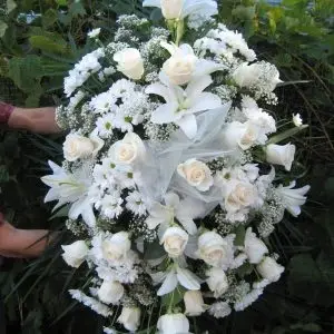 Une gerbe de fleurs délicates, symbole de respect et d'hommage. Elle apporte sérénité et beauté en hommage à l’être cher, offrant réconfort et soutien aux proches lors du deuil.
