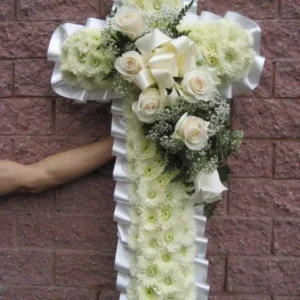 Un arrangement floral en forme de croix, symbole de foi et de respect. Idéale pour les cérémonies funéraires ou religieuses, cette croix apporte réconfort et sérénité aux proches.