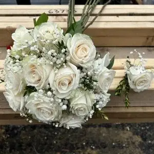 Arrangement de roses crèmes avec boutonnière assortie, style colonial.