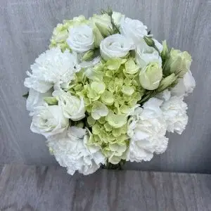 Bouquet de mariage élégant avec roses, pivoines ou orchidées, reflétant beauté et amour