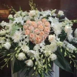 Une gerbe de fleurs avec coeur détachable délicates, symbole de respect et d'hommage. Elle apporte sérénité et beauté en hommage à l’être cher, offrant réconfort et soutien aux proches lors du deuil.