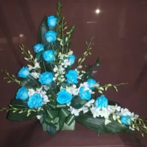 Bouquet d’orchidées blanches et roses aqua, alliant finesse et charme naturel. Parfait pour toutes les occasions.