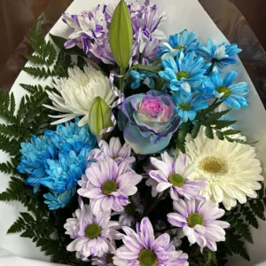 Toutes Occasions Une composition florale élégante alliant des teintes délicates de mauve et de bleu, créant une harmonie apaisante. Parfaite pour apporter une touche de fraîcheur et de raffinement à n'importe quelle occasion. Aqua et Mauve