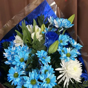 Toutes Occasions Arrangement de fleurs coupées aqua bleu avec rose bleu teint, parfait pour une touche élégante et raffinée en toute occasion.