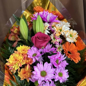 Toutes Occasions Un beau bouquet avec une composition éclatante de fleurs orange et fuchsia, idéale pour illuminer chaque occasion avec dynamisme et élégance.