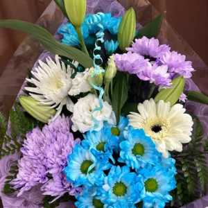 Bouquet de fleurs Aqua Et Mauve de Fleuriste La Romaine avec chrysanthèmes mauves et emballage bleu