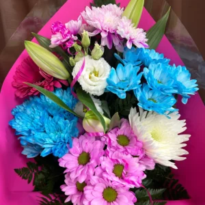 Bouquet de fleurs #9 Aqua et Fuschia de Fleuriste La Romaine avec gerberas roses et alstroemerias dans un emballage bleu aqua.