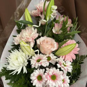 Toutes Occasions Bouquet élégant de roses blanches et roses, symbolisant l'amour et la pureté.