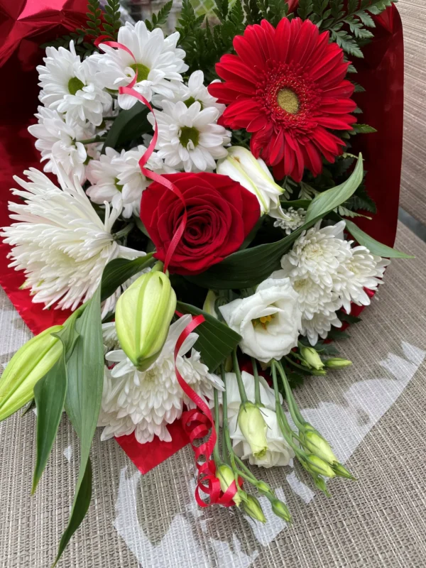 Bouquet rouge et blanc raffiné, alliant passion et élégance. Idéal pour toute occasion spéciale.
