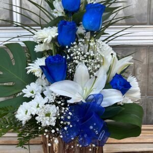 Arrangement avec roses bleues
