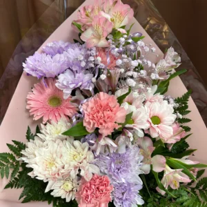 Bouquet de fleurs #15 Douceur Pastel de Fleuriste La Romaine avec roses, gerberas et chrysanthèmes mauves. Bouquet Douceur Pastel